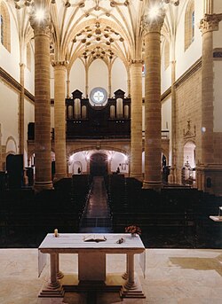 Interior de la iglesia de San Andrés mostrando las columnas clásicas y las bóvedas de crucería