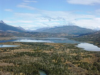 Vista del lago Juncal y montañas con el glaciar Colonia