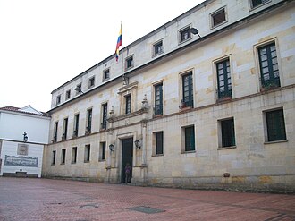 Fachada y detalles arquitectónicos del Palacio de San Carlos en Bogotá, sede de la Cancillería de Colombia.