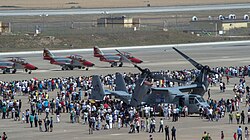 Visitantes en la base durante una jornada de puertas abiertas