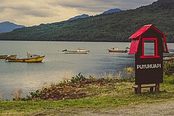 Puerto de Puyuhuapi junto a la orilla del agua