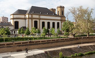Iglesia parroquial Saint-Maximin desde el puente sobre la Mosela