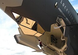 Sistema de designación de blancos electro-óptico bajo el morro de una maqueta del F-35