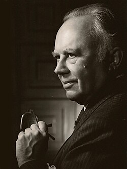 Russell Kirk, influyente teórico y autor de obras fundamentales sobre el conservadurismo tradicionalista.
