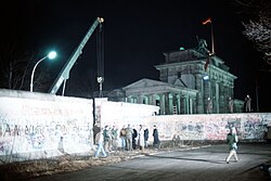Trabajadores eliminando secciones del Muro de Berlín en 1989