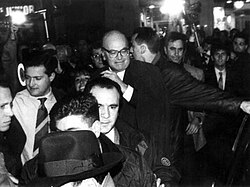 Fotografía de la salida de Bettino Craxi del Hotel Raphael