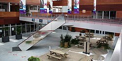 Interior de uno de los edificios del campus de Reims de NEOMA Business School.