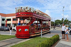 Tranvía de Oranjestad cruzando el bulevar principal