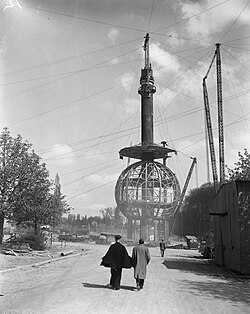Construcción inicial de la estructura metálica del Atomium en 1957.