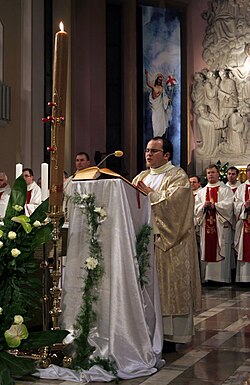 Diácono cantando el pregón pascual