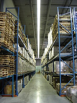Pasillo de estanterías en un almacén moderno.