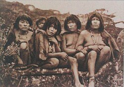Familia yámana con indumentaria tradicional de pieles