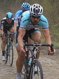 Tom Boonen liderando la carrera seguido de Johan Vansummeren y Bernie Eisel sobre los adoquines.