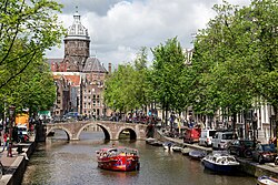 Turistas en un tour por los canales