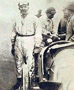 Albert Divo conduciendo en 1923