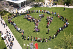 Empleados de Yahoo formando el logotipo
