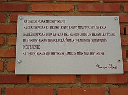 Placa con versos de Dámaso Alonso en Loja