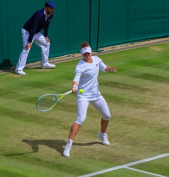 Barbora Krejčíková con trofeo en Wimbledon