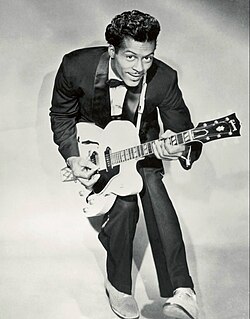 Chuck Berry en el escenario durante una actuación en 1958