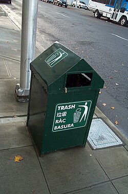 Contenedor de basura en Seattle con inscripciones multilingües en inglés, chino, vietnamita y español.