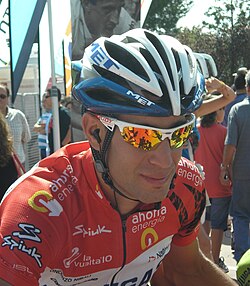 Vincenzo Nibali con el maillot rojo