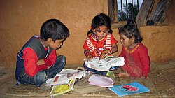 Niños nepalís leyendo.