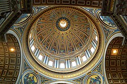 Cúpula de la Basílica de San Pedro en el Vaticano con la inscripción latina del texto de Mateo