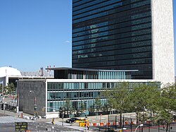 Exterior de la Biblioteca Dag Hammarskjöld.