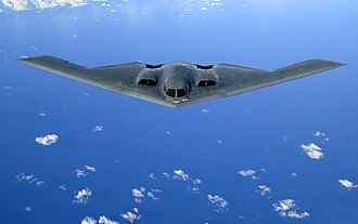 B-2 Spirit volando sobre el océano Pacífico.