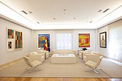 Salón Tàpies, utilizado para reuniones oficiales y recepción de visitas.