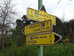Señales de EuroVelo 7 en Klecany, República Checa