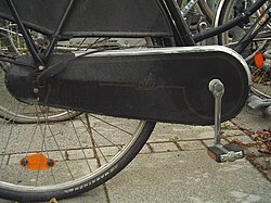 Cadena totalmente encerrada en una bicicleta de ciudad europea