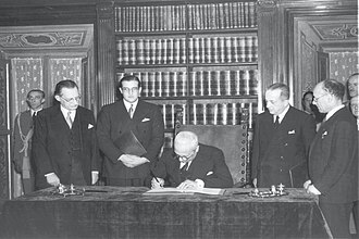El presidente provisional Enrico De Nicola firmando la constitución