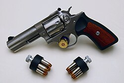 Revólver Sturm, Ruger modelo GP100 junto a dos cargadores rápidos.