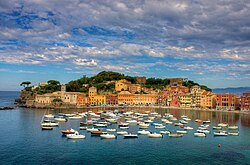 Vista panorámica de la costa y las edificaciones de Sestri Levante