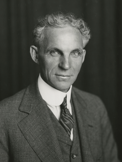 Retrato oficial o fotografía de perfil de Henry Ford en su madurez.