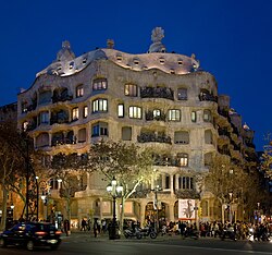 Detalle de la fachada principal de la Casa Milà
