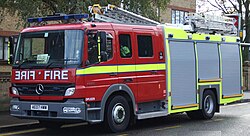 Camión de bomberos perteneciente a la London Fire Brigade en la vía pública.