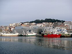 Buques pesqueros atracados en un puerto industrial