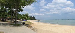 East Coast Park en Singapur construido sobre terrenos ganados al mar con playa artificial