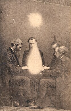 Supuesta aparición luminosa durante una sesión espiritista conducida por el médium John Beattie en Bristol, Inglaterra, en 1872.