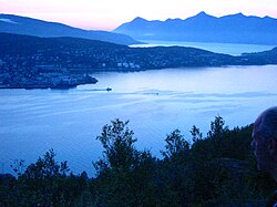 Vista nocturna de Harstad en agosto