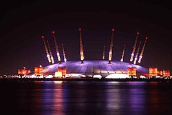 El Millennium Dome iluminado de noche en septiembre de 2000