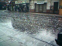 Granizo acumulado en una calle de Buenos Aires.