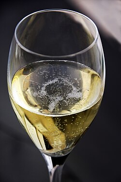 Champán servido en una copa tradicional de vino tipo syrah