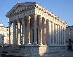 Fachada de la Maison Carrée en Nimes