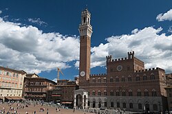Fachada principal del Palacio Comunal de Siena en la Piazza del Campo