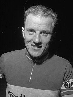 Retrato fotográfico de Adolf Verschueren fechado en el año 1957.