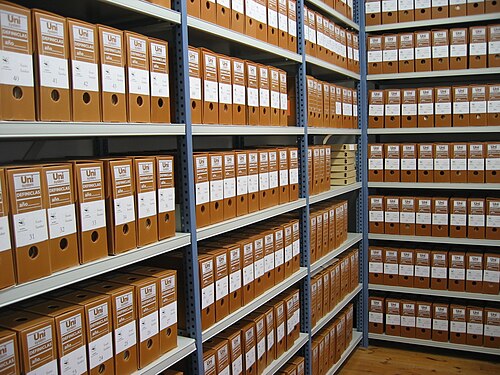 Representación de diferentes soportes de información y documentos históricos.