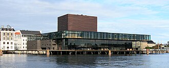 El Teatro Real Danés visto desde el agua en el puerto de Copenhague.